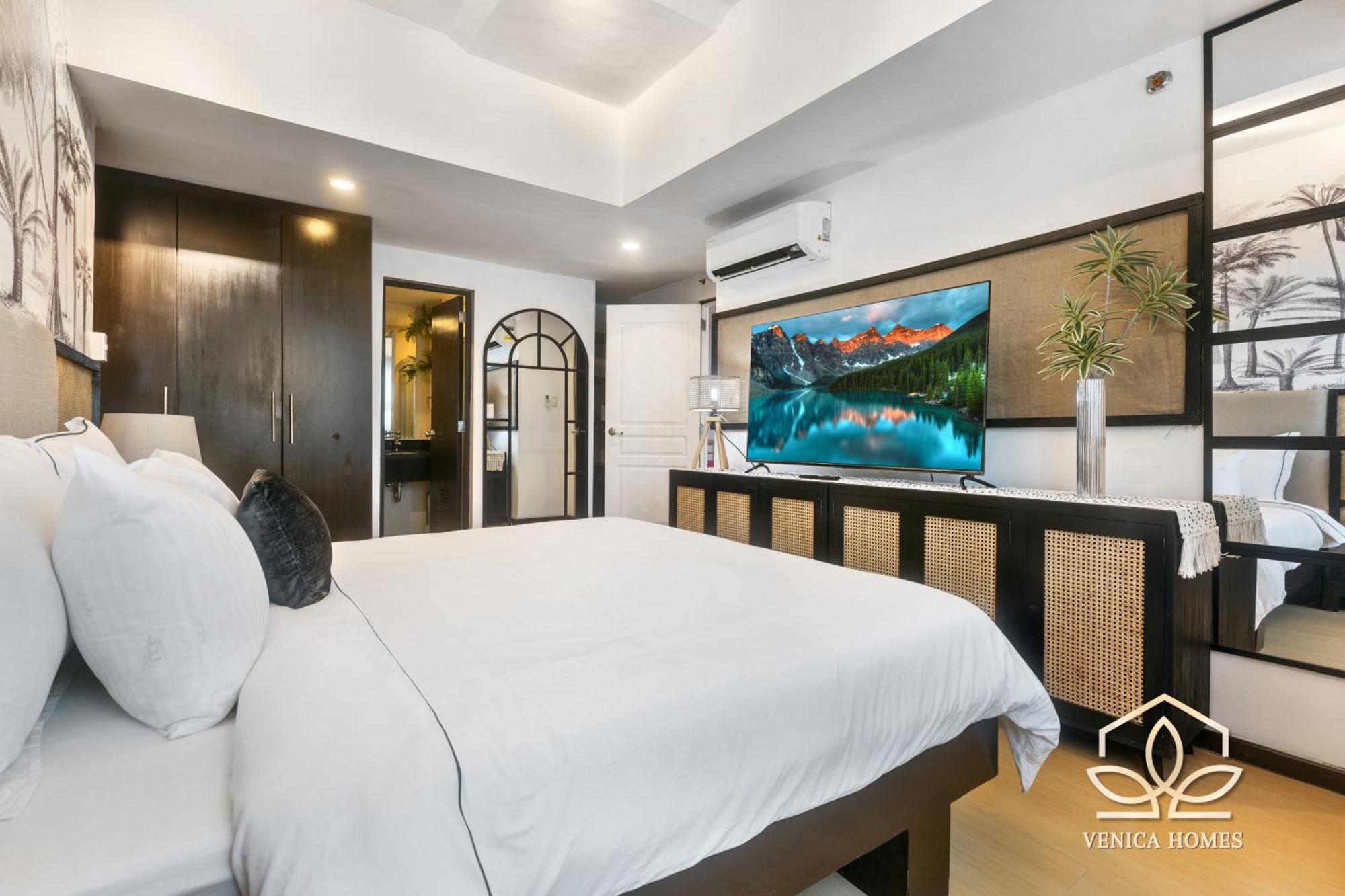 Tropical Oasis W/ The View Of Bgc + Netflix Apartment *